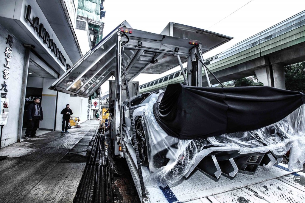 Lamborghini Veneno arrives at Hong Kong Lamborghini on the back of a flatbed lorry